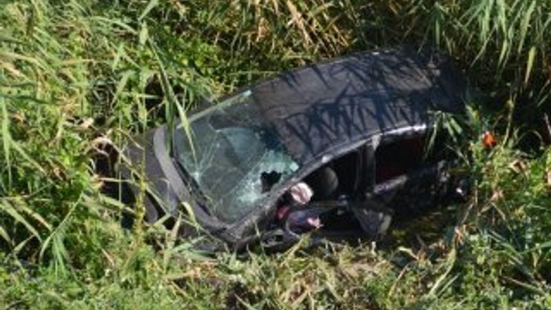 Otomobil pirinç tarlasına uçtu: 2 yaralı