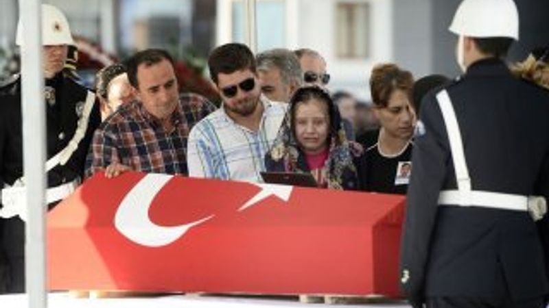 Şehit Beyazıt Çeken'in kızından babasına son bakış