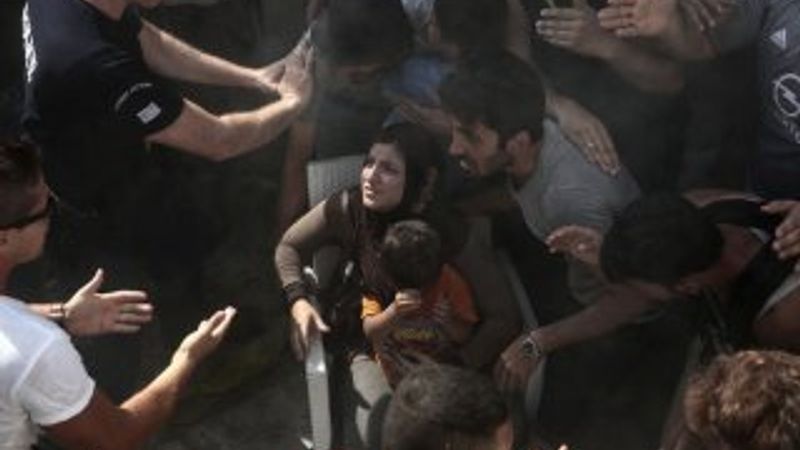 Yunan adasında Suriyelilere yangın tüpüyle müdahale