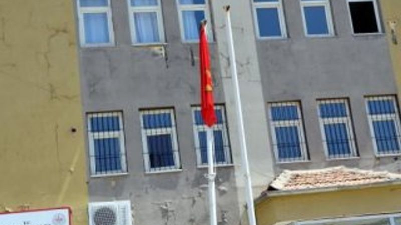 Diyarbakır'da sağlık merkezine PKK flaması asıldı