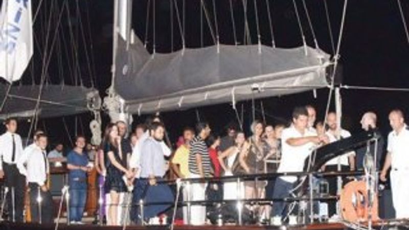 Meryem Uzerli 32. yaşını 32 metrelik yatta kutladı