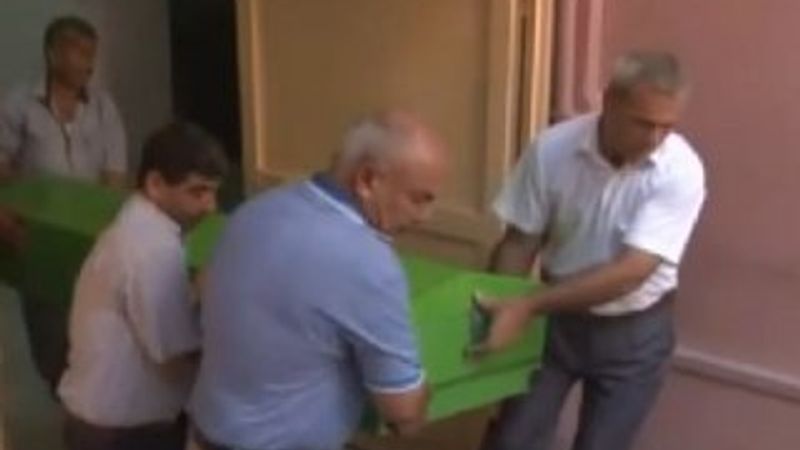 HDP'li yöneticiler teröristin tabutunu omuzladı