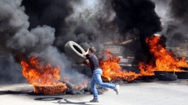 Pasinler'de lastik yakarak teröre tepki gösterdiler