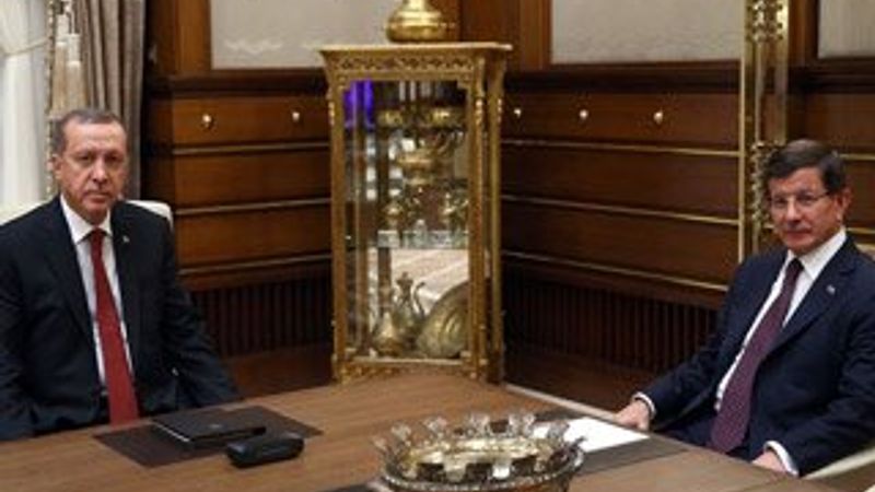 Başbakan Davutoğlu görevini iade etti