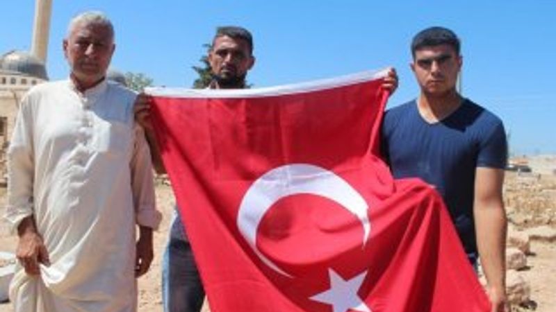 Şehidin kardeşi: Bu bayrağı yere düşürmeyeceğiz