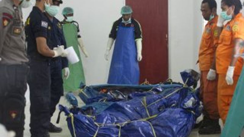 Düşen uçaktaki yolcuların cesetleri tahliye edildi