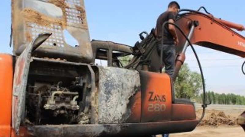 PKK Muş'ta iş makinesi yaktı