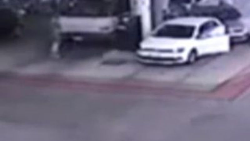 Otomobil çarpa çarpa benzinliğe daldı