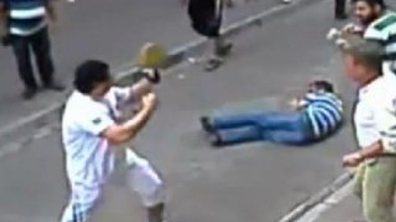 İrlandalı turist tüm esnafı dövdü İZLE