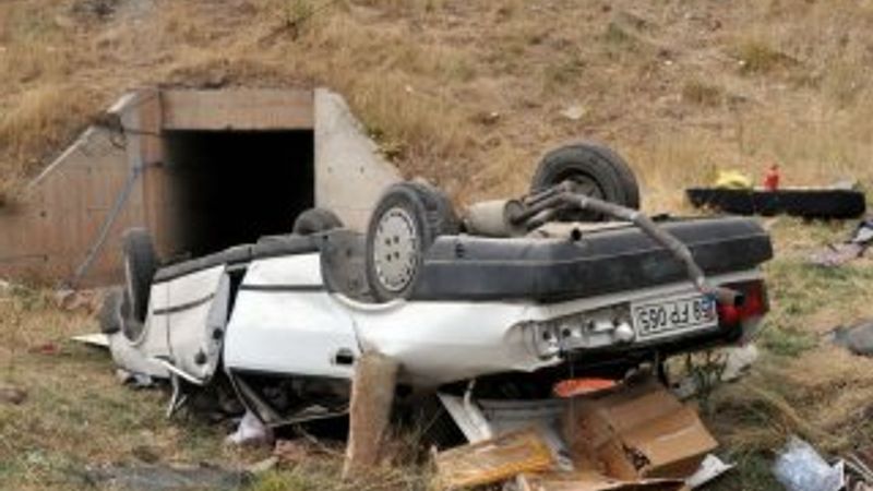 Sivas'ta otomobil şarampole devrildi: 2 yaralı