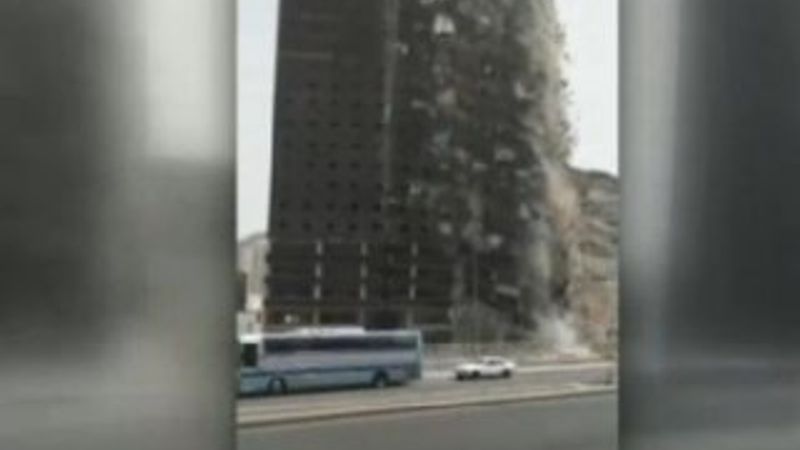 Yapım aşamasındaki bina ikiye ayrılıp çöktü