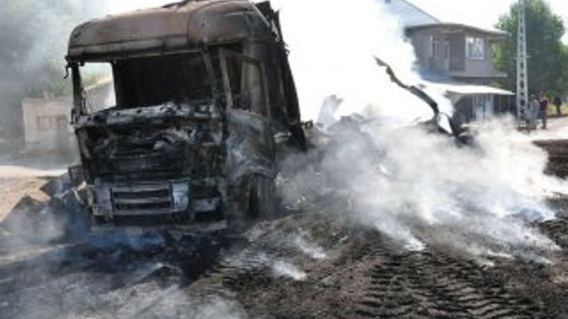 PKK Ağrı'da 3 tır ile 1 kamyonu yaktı