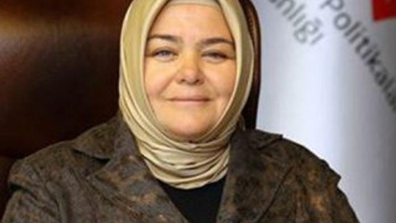 İlk başörtülü bakan Ayşen Gürcan görevi devraldı