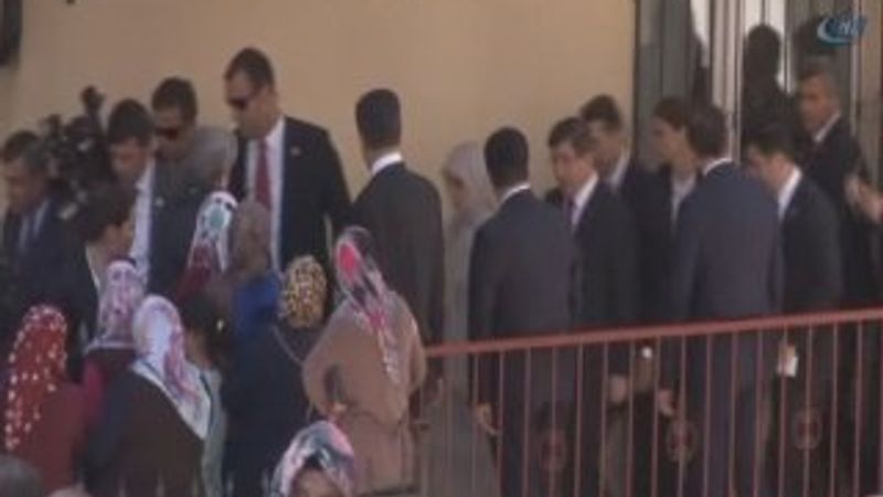 Davutoğlu Ankara'da şehidin evini ziyaret etti