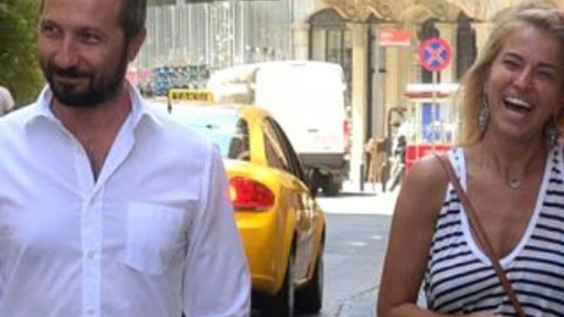 Burcu Esmersoy sevgilisiyle Asmalımescit'te