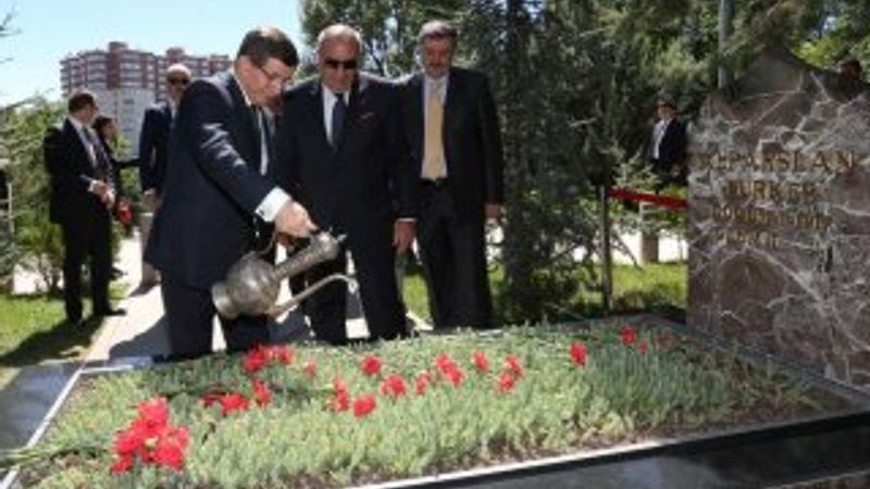 Davutoğlu Alparslan Türkeş’in mezarını ziyaret etti