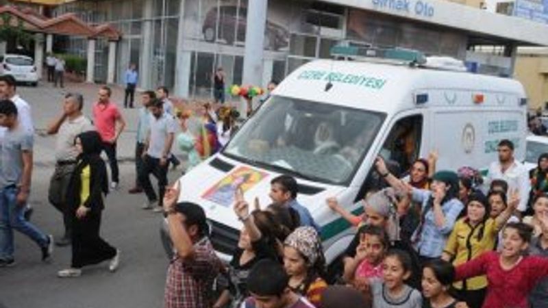 Şırnak'ta belediye aracına PKK bayrağı asıldı