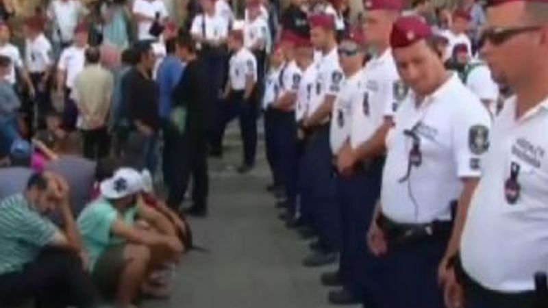 Macaristan mültecilerin beklediği garı ulaşıma kapattı