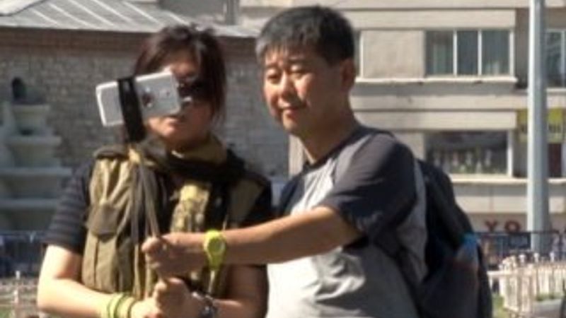 Taksim'de turistlerin şüpheli çantayla selfie keyfi