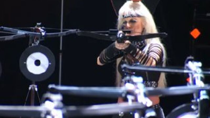 Yarışmacı kafasındaki elmayı dolaylı yoldan vurdu