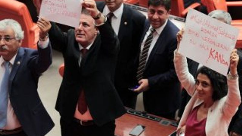 CHP'lilerden tezkere görüşmelerinde Sarısülük eylemi