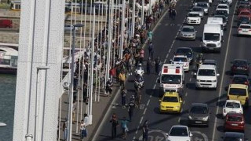 Macaristan'da bekletilen mülteciler Avusturya'ya yürüyor