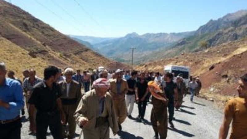 Hakkarililer PKK’nın köprü bombalamasını protesto etti