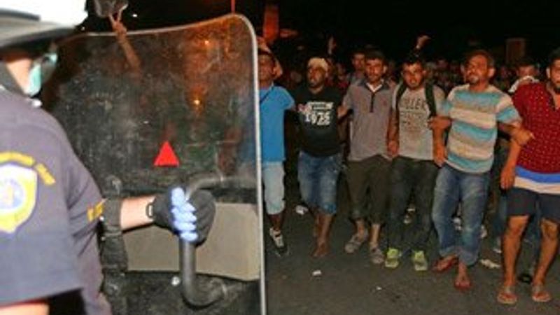 Midilli'de sığınmacılar isyan etti