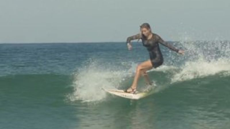 Topuklu ayakkabı ile sörf yaptı