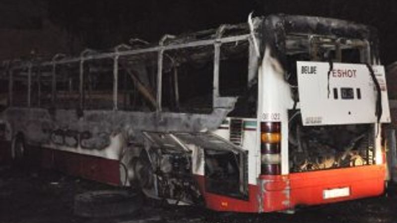 İzmir'de belediye otobüsünü yakan kişiler yakalandı