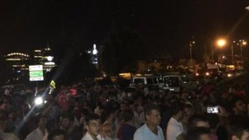 Hürriyet gazetesi binasında protesto