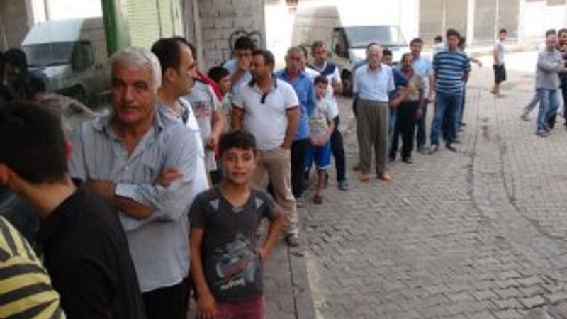 Cizre'de uzun ekmek kuyrukları oluştu