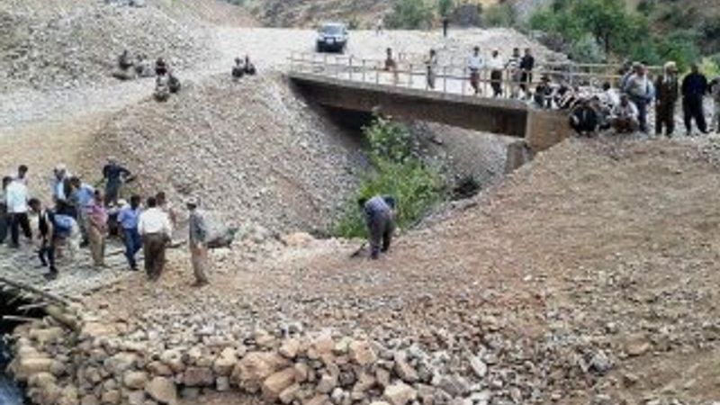 Şemdinli'de PKK köprüyü yıktı vatandaşlar yenisini yaptı