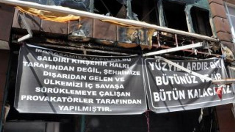 Kırşehir'de dükkanı yakılan esnaftan anlamlı pankart