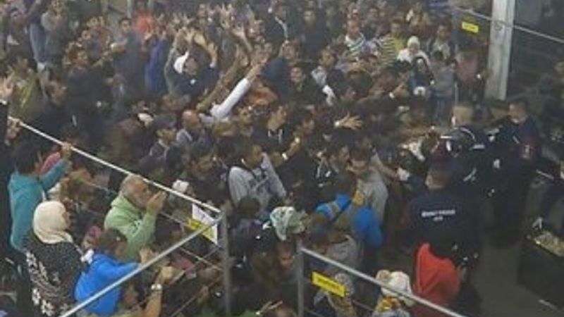 Macaristan'da mülteci kampında skandal görüntüler