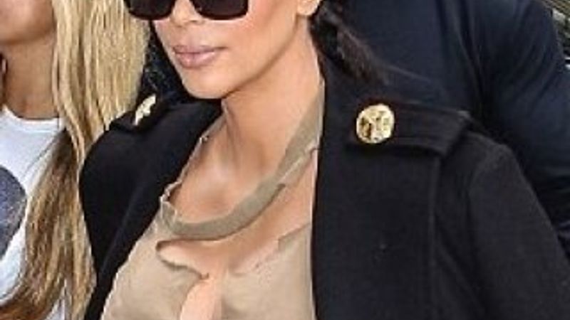 Kim Kardashian giydiği etekle tepki topladı