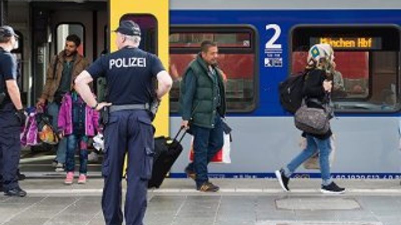 Almanya yeniden sınır kontrollerine başladı