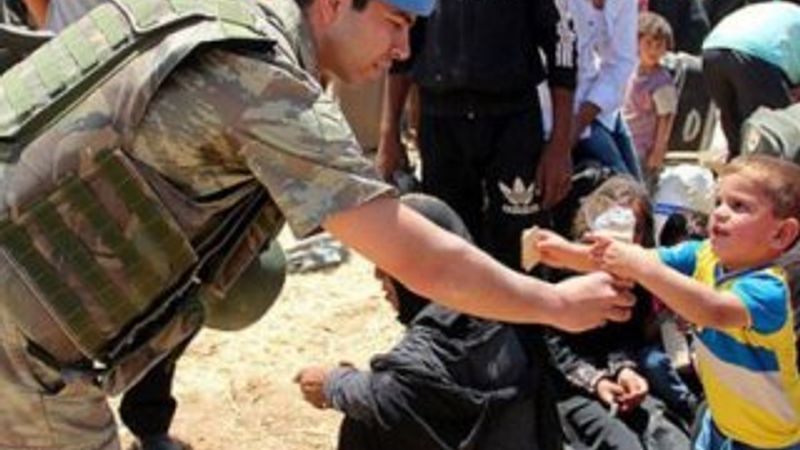 Suriyeli sığınmacılara Mehmetçik'ten şefkat eli