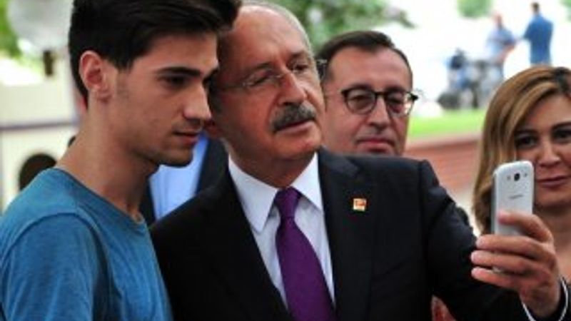 Kılıçdaroğlu gencin eli titreyince selfie'yi kendi çekti