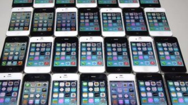 28 adet iPhone çekiçle parçalandı