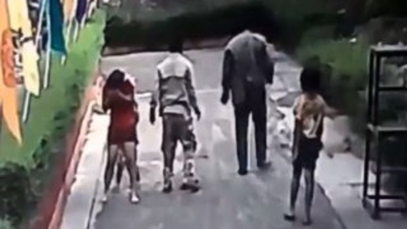 Boşanmak isteyen eşinin yüzüne kezzap attı