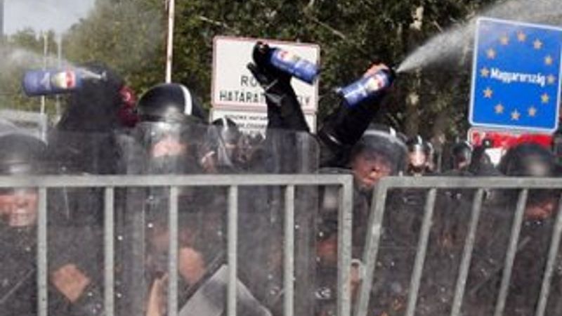 Macar polisinden sığınmacılara biber gazlı müdahale
