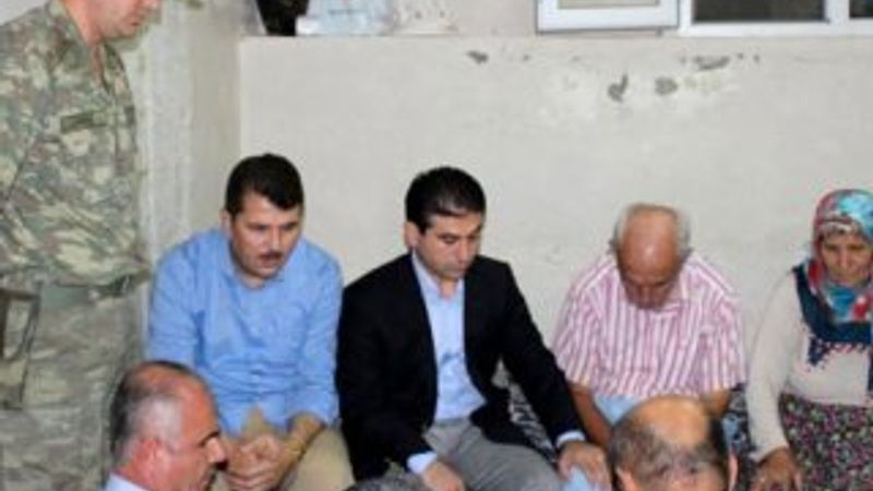 Şehit evine kameralarla giden kaymakam haber de yaptırdı