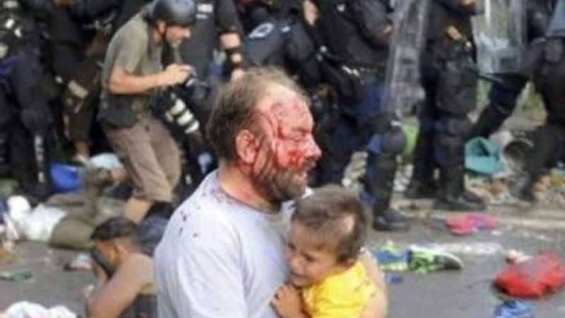 Macaristan'da polislerden Suriyeli mültecilere sert müdahale