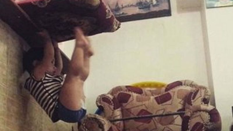 İki yaşındaki jimnastikçi çocuk yeteneğiyle şaşırtıyor
