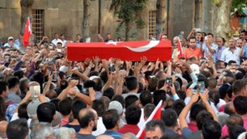 Mardin şehidi toprağa verildi