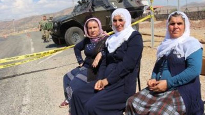 Canlı kalkanlar Mehmetçik'in sandalyesinde dinlendi