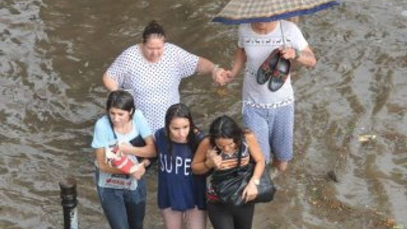 Adana'da sağanak yağış hayatı felç etti