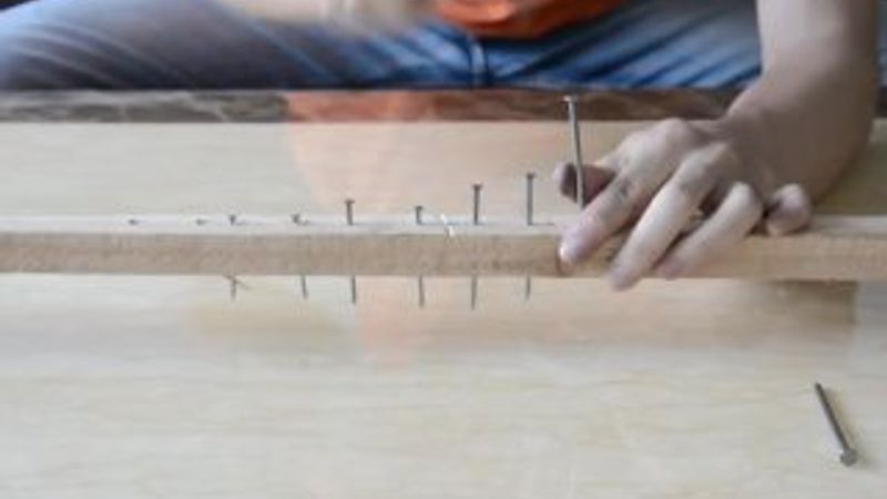 Akıllı telefona çiviyle test yapıldı