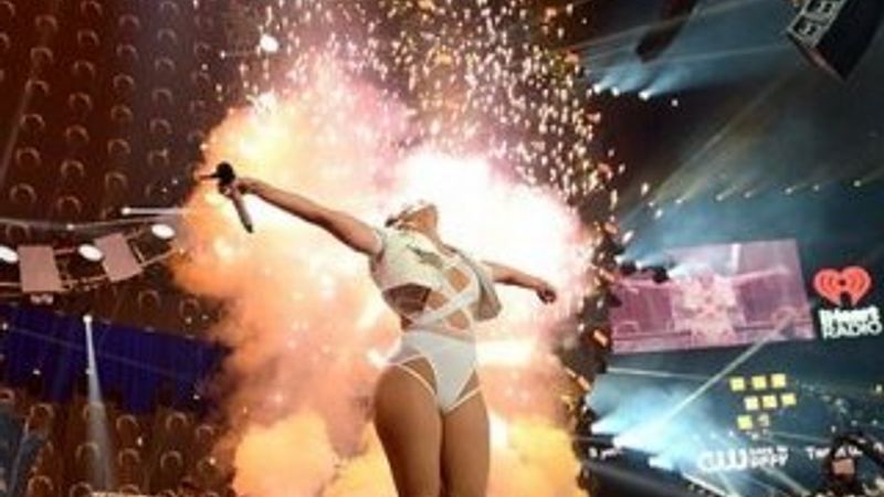 Jennifer Lopez dekoltede sınır tanımadı